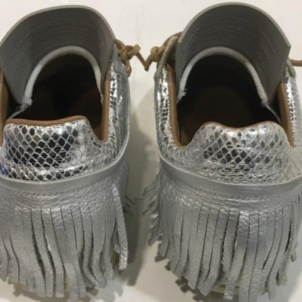 Women’s Esseutesse Silver Pebbled Grain Leather Fringe Sneakers Size 37